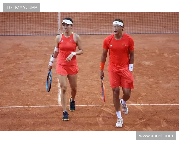 网球大满贯冠军争夺战激烈进行 各路高手亮相引发球迷热议